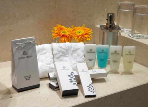 香港的住宿－銅鑼灣皇悅酒店，浴室柜台配以品牌产品,花瓶装有鲜花