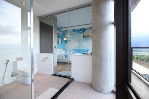 een badkamer met een douche en een toilet bij Revika B&B in Yuemei