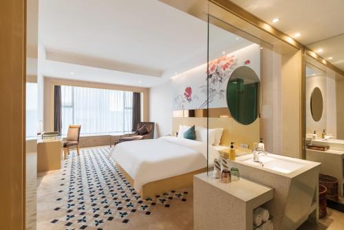 Postel nebo postele na pokoji v ubytování Paco Hotel Suyuan Metro Guangzhou-Free Shuttle Bus For Canton Fair-free breakfast-free minibar