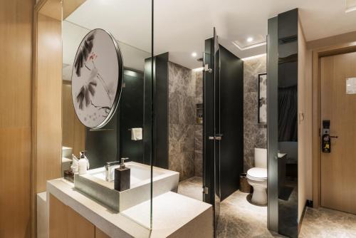 Koupelna v ubytování Paco Hotel Suyuan Metro Guangzhou-Free Shuttle Bus For Canton Fair-free breakfast-free minibar