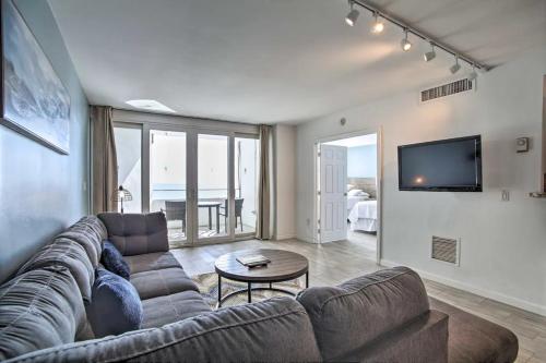 sala de estar con sofá y mesa en Luxe Beachfront Ft Lauderdale Resort Condo with Pool apts, en Fort Lauderdale
