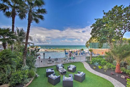 - une vue sur la plage depuis le balcon du complexe dans l'établissement Luxe Beachfront Ft Lauderdale Resort Condo with Pool apts, à Fort Lauderdale