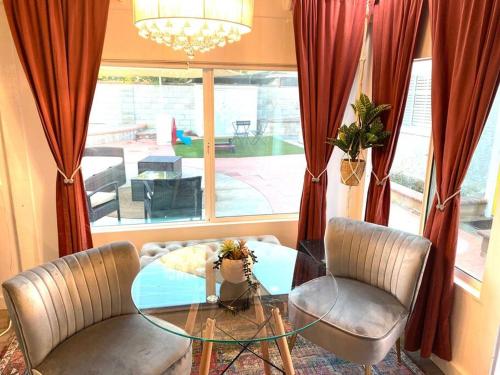 Coin salon dans l'établissement Garden Suite - 10 mins to Beach and LAX