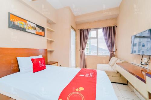 Habitación de hotel con cama y TV en RedLiving Apartemen Easton Park Jatinangor - Rajes Room, en Sumedang