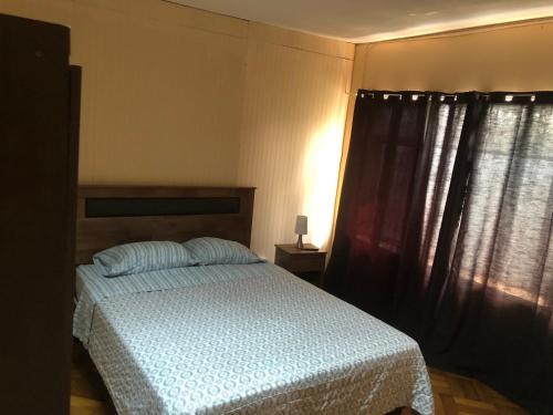 Кровать или кровати в номере Hostal NAU