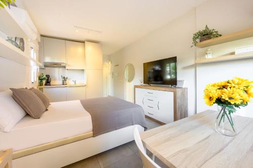 Studio, city center by 10ToSea
