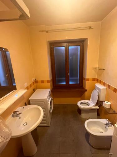 bagno con 2 lavandini, servizi igienici e finestra di Cormòns a Cormòns