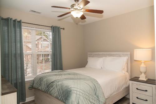 1 dormitorio con 1 cama y ventilador de techo en Beautiful spacious 4 bedroom house , sleeps 8+ en Raleigh