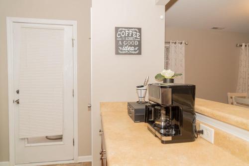 una macchinetta del caffè su un bancone in cucina di Beautiful spacious 4 bedroom house , sleeps 8+ a Raleigh