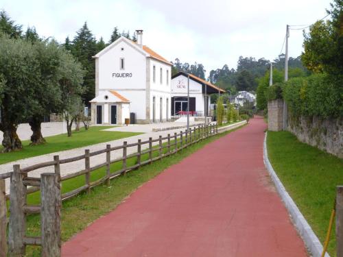 a red path in front of a white building at Casa da Fonte - Boa Aldeia in Boa Aldeia