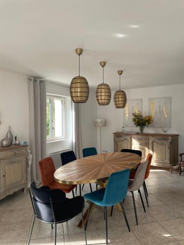 une salle à manger avec une table et des chaises en bois dans l'établissement La Luberonne gordes, à Gordes