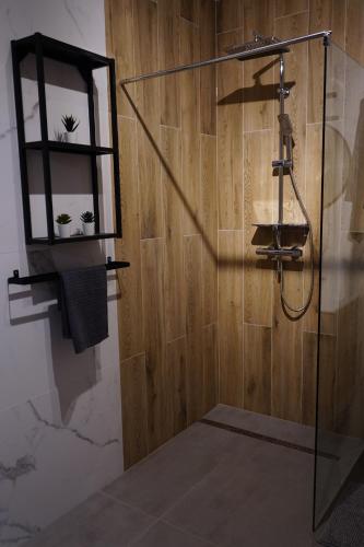 Ένα μπάνιο στο MULTIROOMS