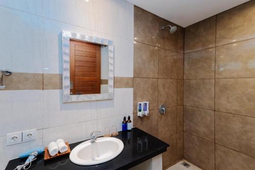 a bathroom with a sink and a shower at The Lavana Jhonny Kibung Villas Lembongan in Nusa Lembongan