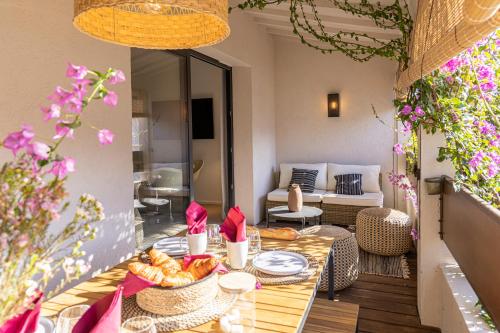 une table avec des assiettes de nourriture sur un balcon dans l'établissement La Conquette, à Saint-Tropez