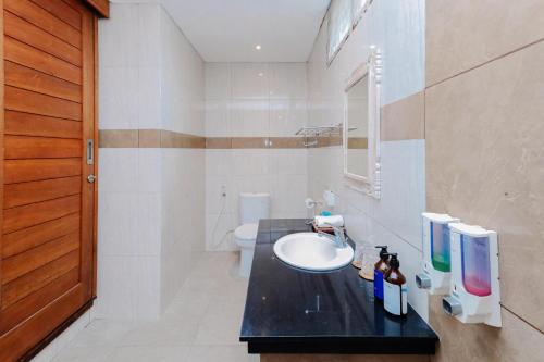 a bathroom with a sink and a toilet at The Lavana Jhonny Kibung Villas Lembongan in Nusa Lembongan