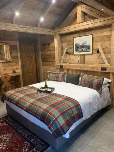um quarto com uma cama num chalé de madeira em L'Abri des Amis em Courmayeur
