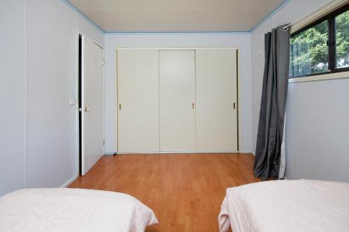 um quarto com 2 camas e uma janela em Melbourne Guest house em Doveton