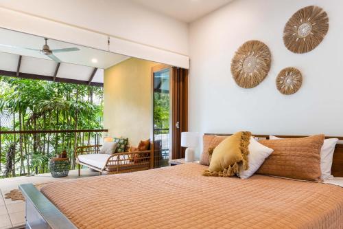 ein Schlafzimmer mit einem großen Bett mit ausgestopftem Tier darauf in der Unterkunft The Savannah Villa in Port Douglas