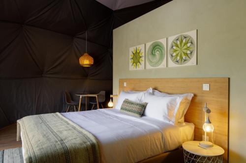 a bedroom with a bed in a tent at Sóis Montejunto Eco Lodge in Alenquer