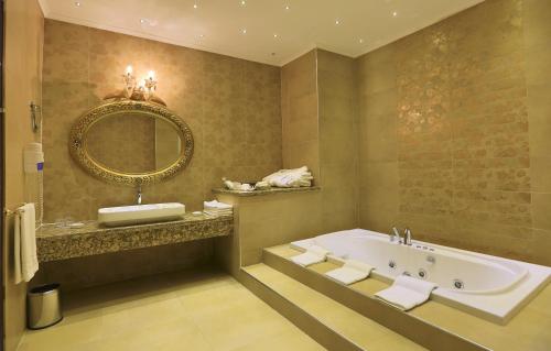 Kupatilo u objektu Teymur Continental Hotel