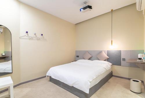 Ein Bett oder Betten in einem Zimmer der Unterkunft Puzzle Hotel Guangzhou Fenghuang New Village Subway Station