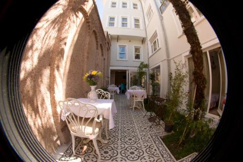 uitzicht op een tafel en stoelen op een binnenplaats bij Ersari Hotel in Istanbul
