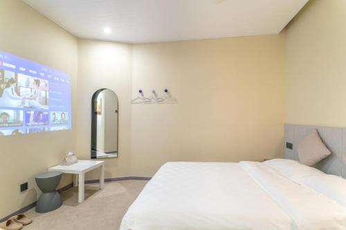 Ein Bett oder Betten in einem Zimmer der Unterkunft Puzzle Hotel Guangzhou Fenghuang New Village Subway Station