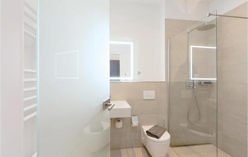 een badkamer met een douche, een toilet en een wastafel bij Fewo 8 Putbus-rgen in Wreechen