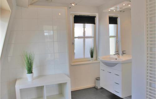 ブリューケレンにあるStunning Home In Breukelen With 3 Bedrooms And Wifiの白いバスルーム(シンク、鏡付)