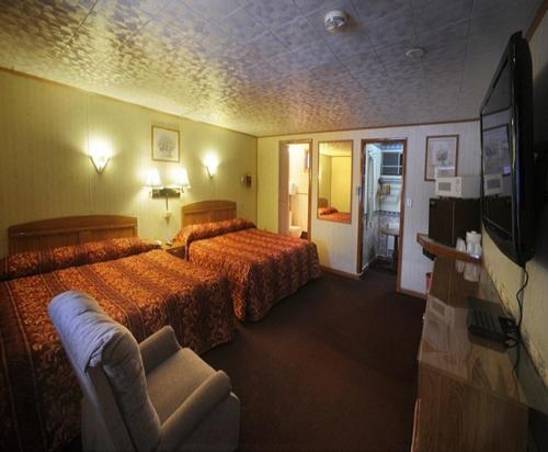 Cette chambre comprend 2 lits et une télévision à écran plat. dans l'établissement A1 Economy Inn, à Somerset