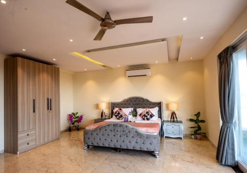 - une chambre avec un lit et un ventilateur de plafond dans l'établissement Infinity Villa, 5BHK-Private Pool-Caretaker, Baga, à Baga