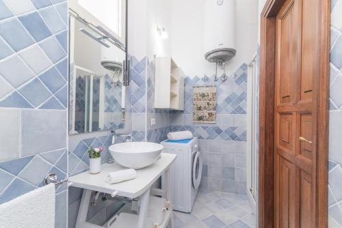 uma casa de banho com um lavatório, um WC e um espelho. em Casa Ziniculà e Cupulata em La Maddalena