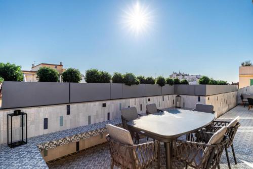 un patio avec une table et des chaises sur un toit dans l'établissement Sumptuous renovated Penthouse - Gray d'Albion-Croi, à Cannes