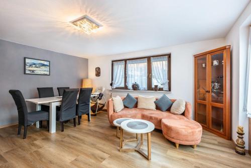 una sala de estar con un sofá y una mesa en Am Wehrastrand App Eg, en Todtmoos
