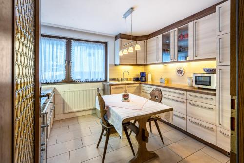una cocina con mesa y sillas. en Am Wehrastrand App Eg, en Todtmoos