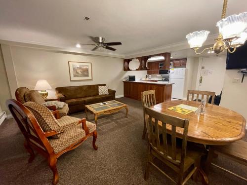 ein Wohnzimmer mit einem Tisch und einem Sofa in der Unterkunft Condo at The Park Hotel in Park City