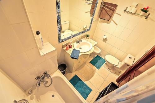 Koupelna v ubytování Misericordia Central 4-Bedroom Apartment with Lift