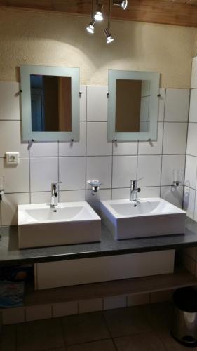 羅卡馬杜爾的住宿－Domaine Lagardelle Rocamadour，浴室设有2个水槽和2面镜子