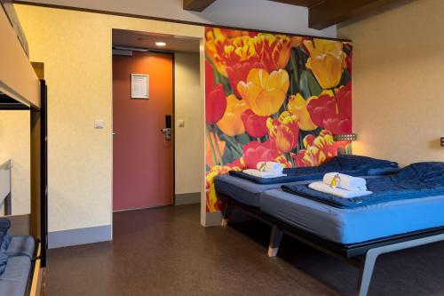 Een bed of bedden in een kamer bij Stayokay Hostel Heemskerk