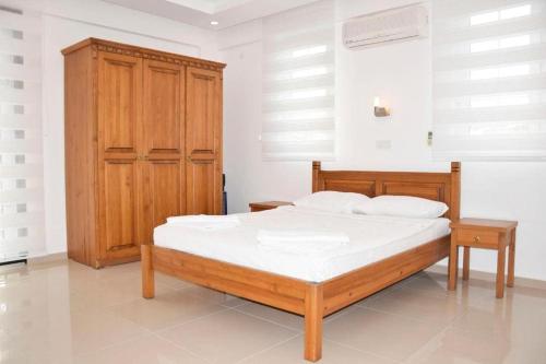 オルデニズにあるVilla Paradise Foundのベッドルーム1室(ベッド1台付)、木製キャビネットが備わります。