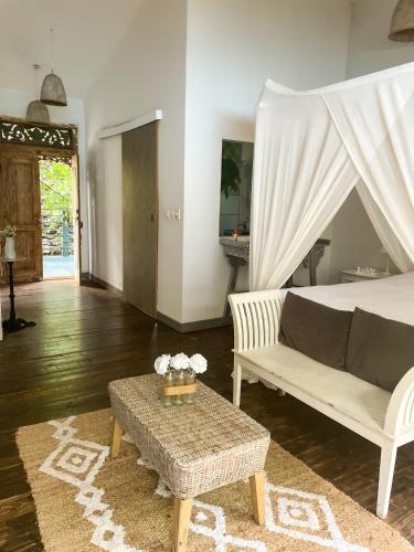 Postel nebo postele na pokoji v ubytování Chambres d'hôtes & spa Le Jardin de Ravintsara