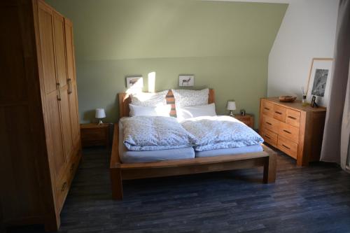Postel nebo postele na pokoji v ubytování Ferienwohnungen Haus am See