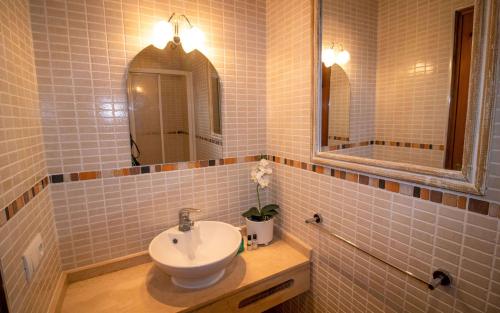 a bathroom with a sink and a mirror at Adosado con vistas exclusivas - Montesol ALBERT VILLAS in Alcossebre