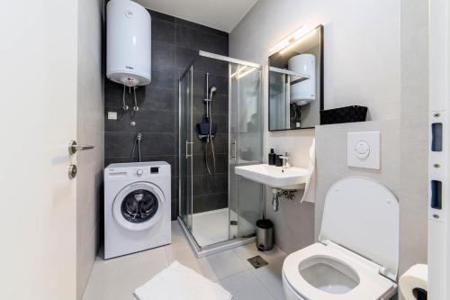 ein Bad mit einer Dusche, einem WC und einem Waschbecken in der Unterkunft Apartman Ivana in Šibenik