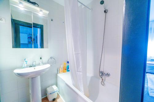 a white bathroom with a sink and a shower at Micampus Logro&ntilde;o in Logro&ntilde;o