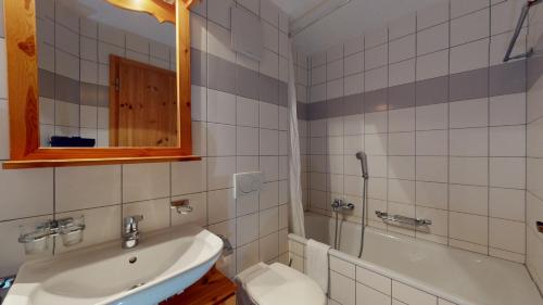 ein Badezimmer mit einem Waschbecken, einer Badewanne und einem WC in der Unterkunft Pracondu OUTDOOR & FUN appartement 2 chambres supérieur avec Balcon in Nendaz