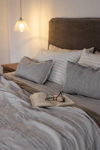un par de gafas sentadas encima de una cama en Millingtons House, en Orford