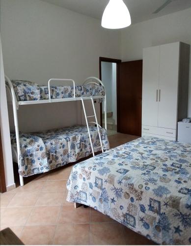 - une chambre avec un lit et des lits superposés dans l'établissement La casa dei nonni piano terra, à Montallegro