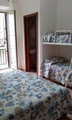 - une chambre avec 2 lits superposés et une fenêtre dans l'établissement La casa dei nonni piano terra, à Montallegro