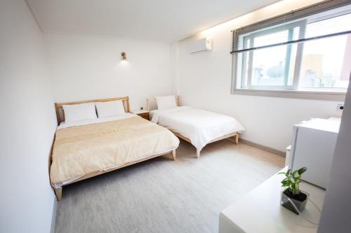 Кровать или кровати в номере Petercat Hotel Shinchon